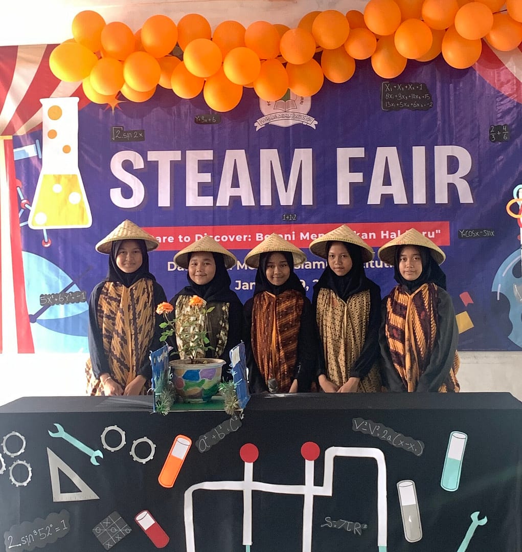 Pupuk Kompos Mini STEAM Fair 2025 Pondok Modern Darul Birri