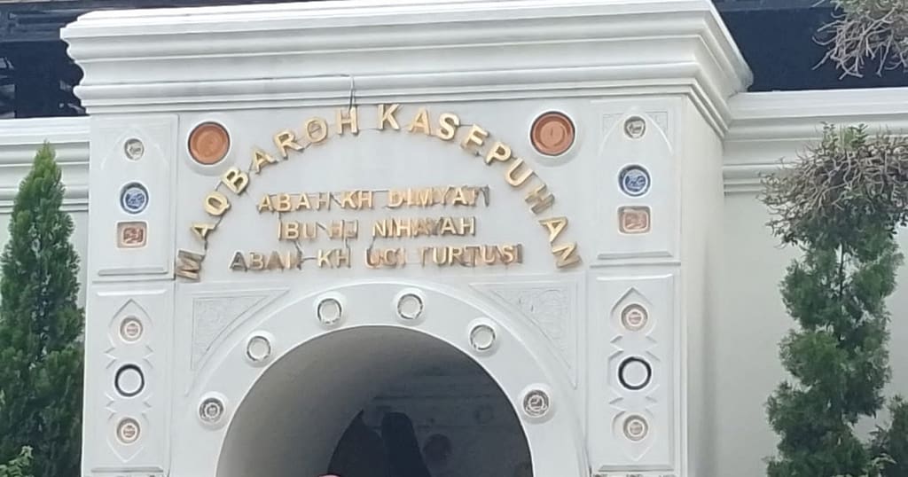 Makam Abuya Uci Turtusi di Cilongok Banten