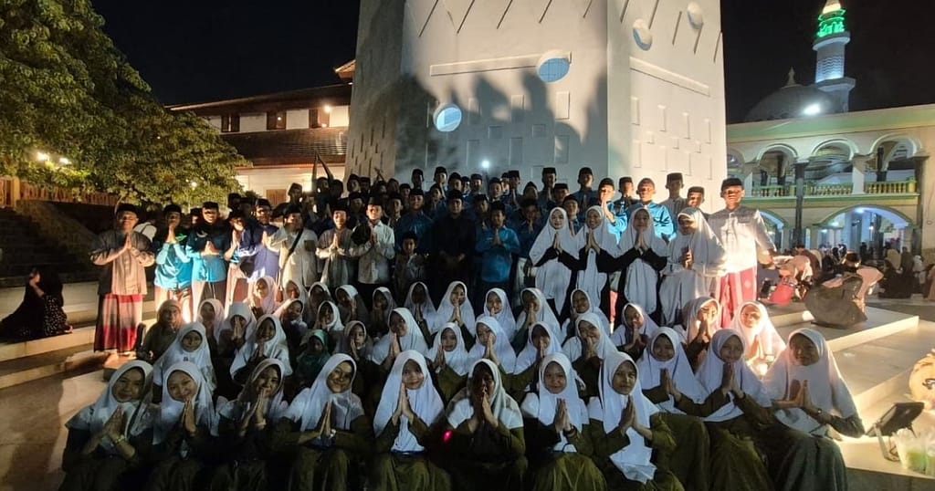 Santri dan ustadz Darul Birri ziarah ke makam Abuya Uci Cilongok