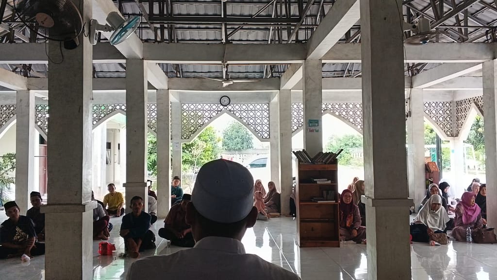 Pengajian bulanan di Pondok Modern Darul Birri membahas kitab Nashoihul Ibad bersama Ustadz Abdul Azis, dihadiri wali santri
