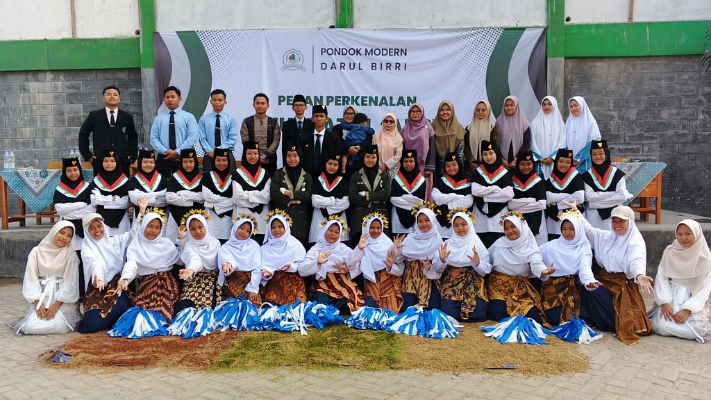khutbatul arsy dewan guru, petugas dan penampil pondok modern darul birri