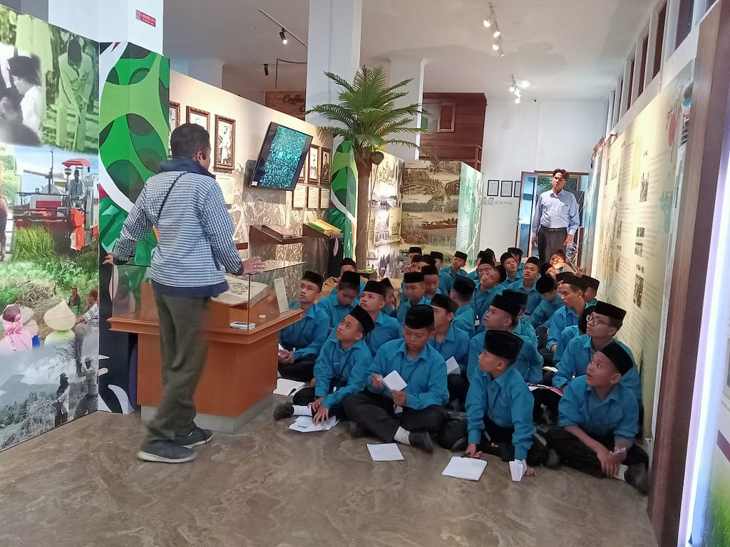 Salah satu pemateri pada kegiatan Field Study