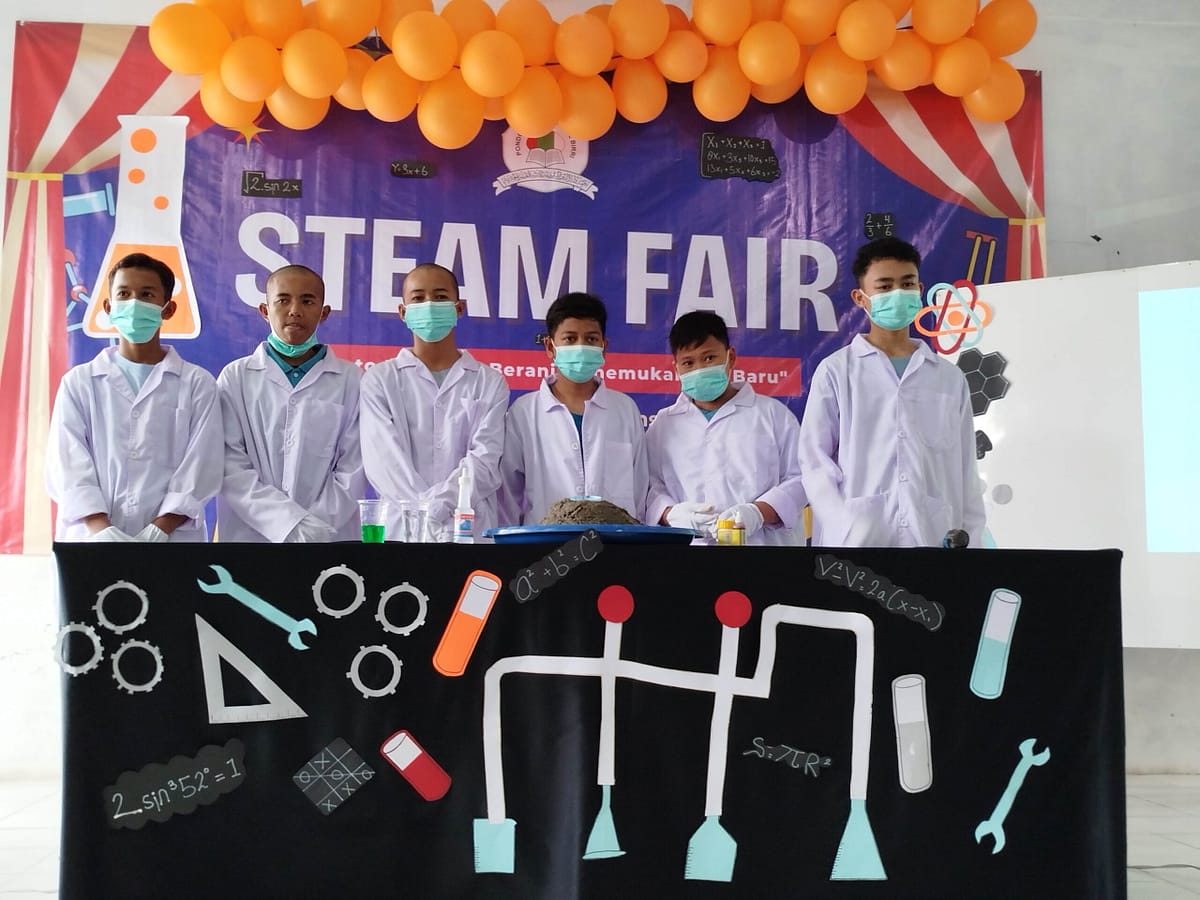 Letusan Gunung Mini di Pesantren Eksperimen Volcano Baking Soda yang Seru!