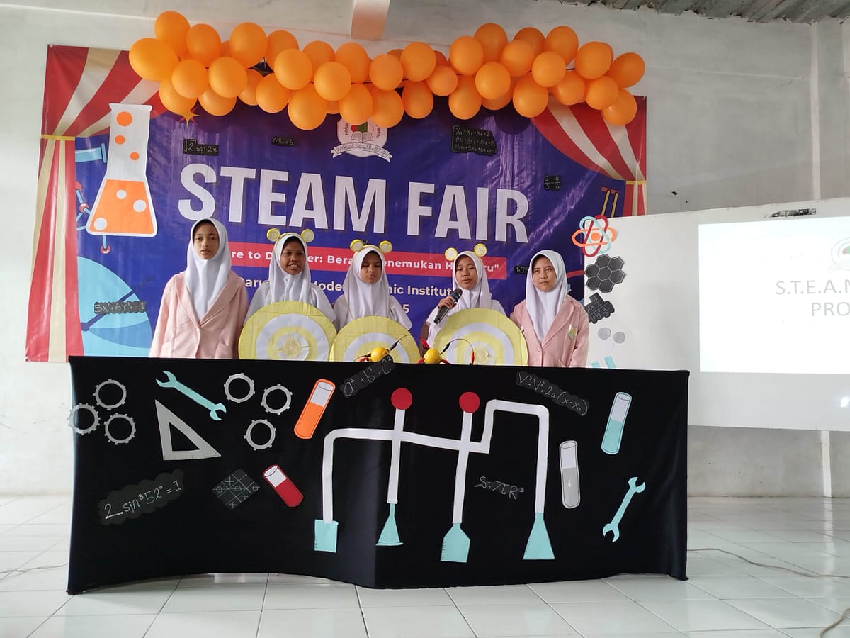 Lampu LED Baterai Lemon STEAM Fair 2025 Pondok Modern Darul Birri