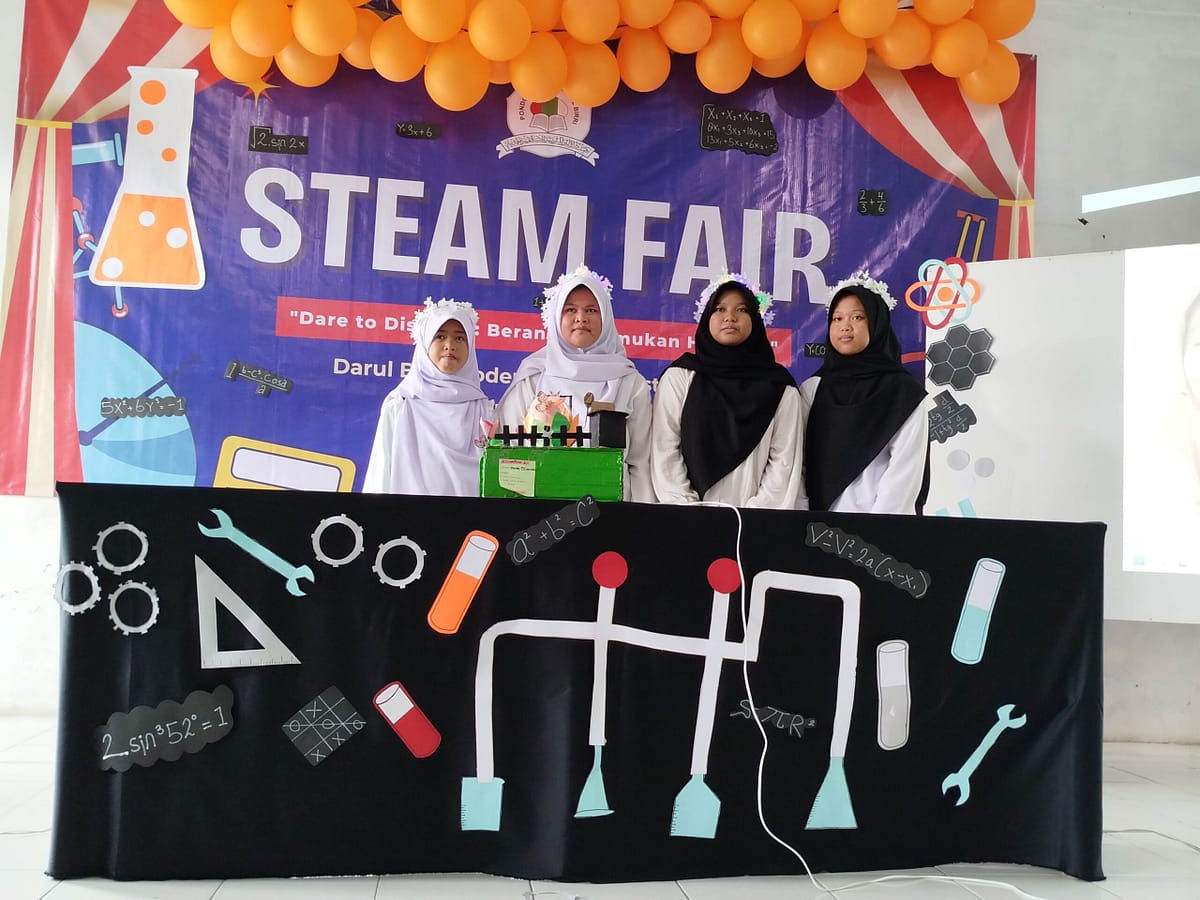 Bola Lampu Hias STEAM Fair 2025 Pondok Modern Darul Birri