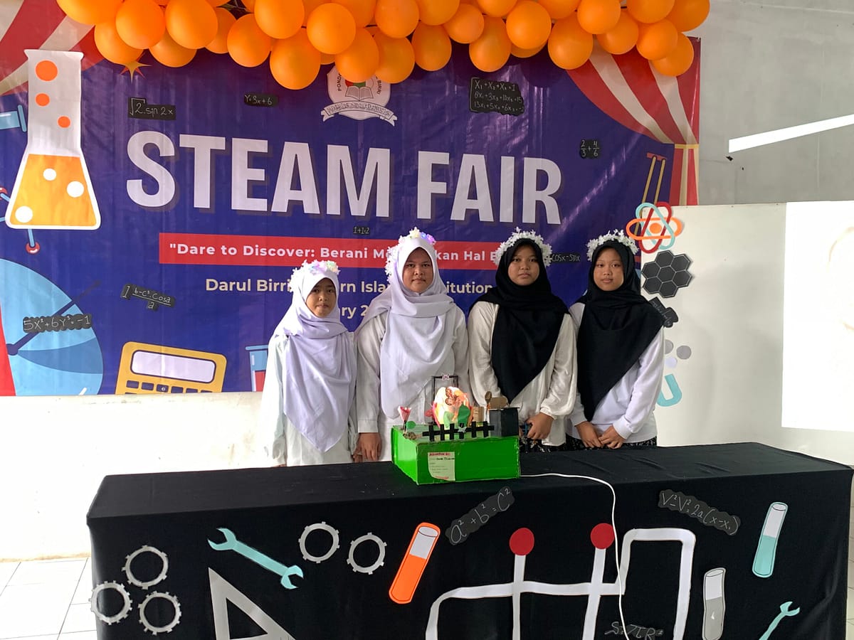 bola-lampu-hias-STEAM-Fair-2025-Pondok-Modern-Darul-Birri