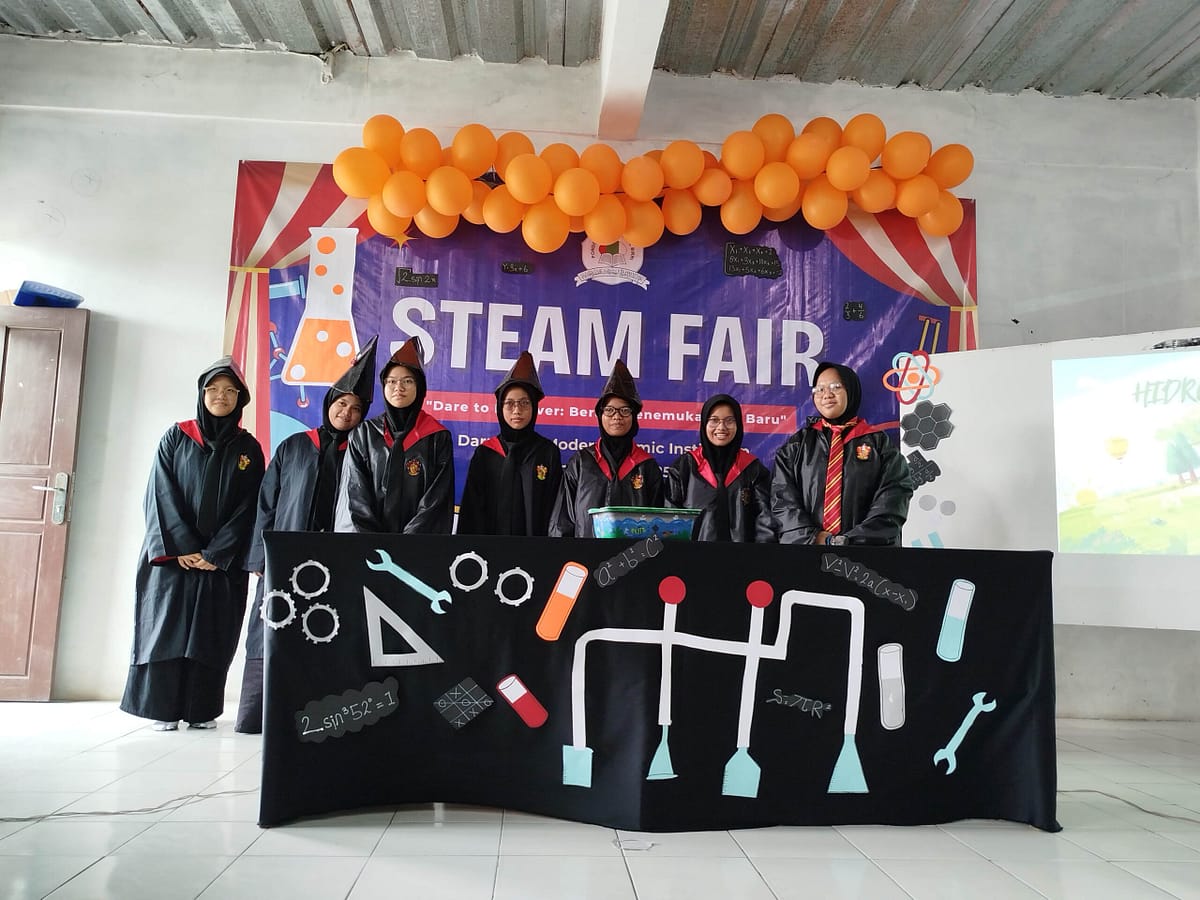 Menanam Bayam Hijau Hidroponik STEAM Fair 2025 Pondok Modern Darul Birri