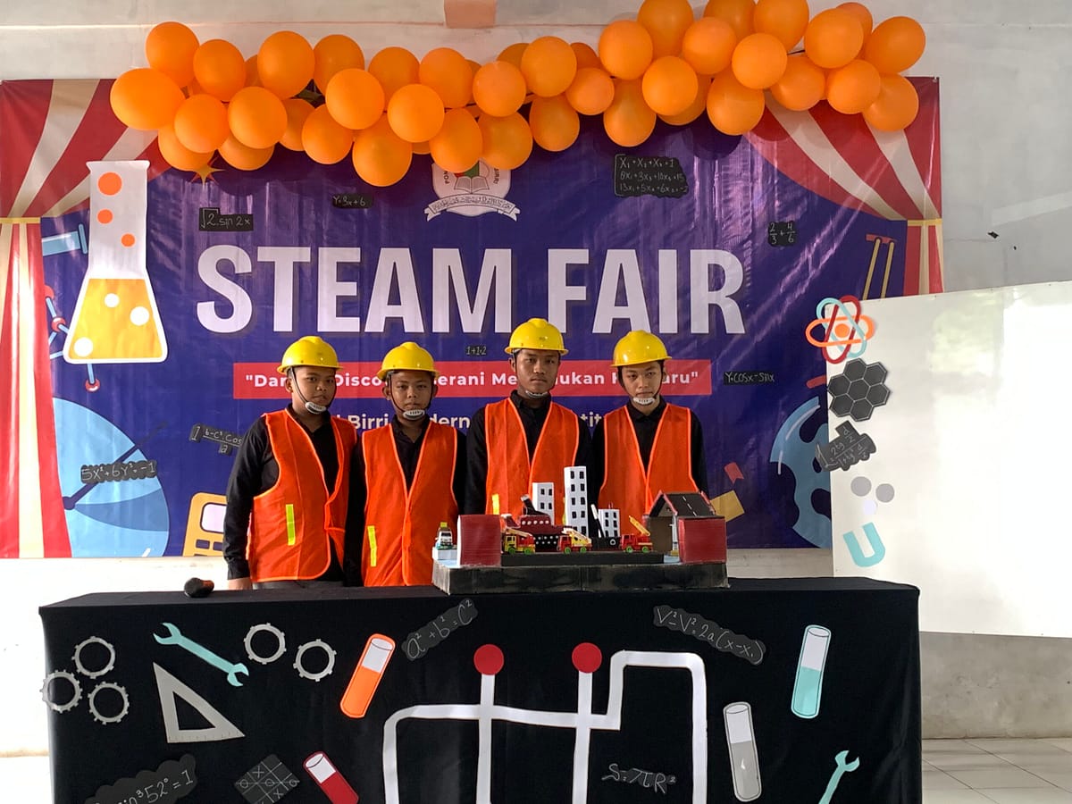Jembatan-Hidrolik-STEAM-Fair-2025-Pondok-Modern-Darul-Birr