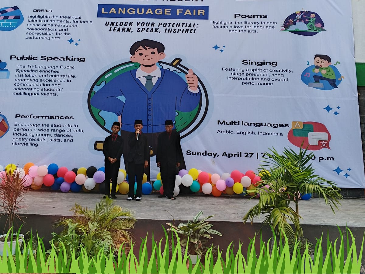 membaca berita language fair pondok modern darul birri - Faqih Hamzah
