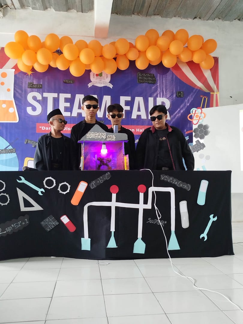 Teknologi Biofotoreaktor Penghasil Oksigen STEAM Fair 2025 Pondok Modern Darul Birri