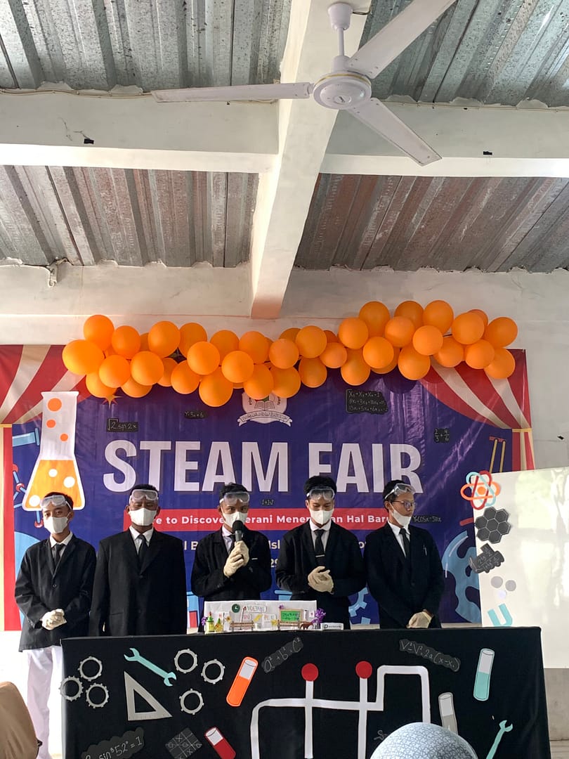 Mini Poltaic Pile STEAM Fair 2025 Pondok Modern Darul Birri