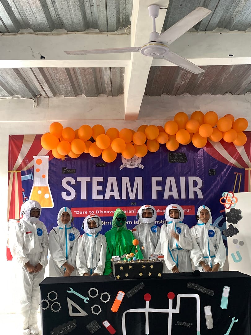 Sistem Tata Surya Mini STEAM Fair 2025 Pondok Modern Darul Birri