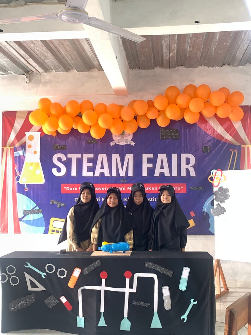 mobil galon STEAM Fair 2025 Pondok Modern Darul Birri